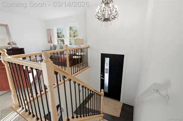 2919 Roundtree DR, Troy, MI 48083