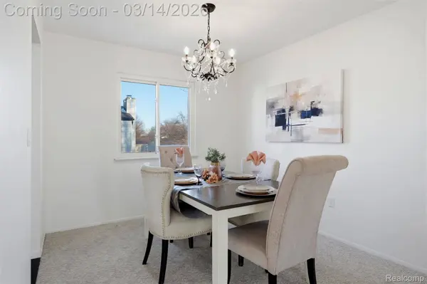 2919 Roundtree DR, Troy, MI 48083