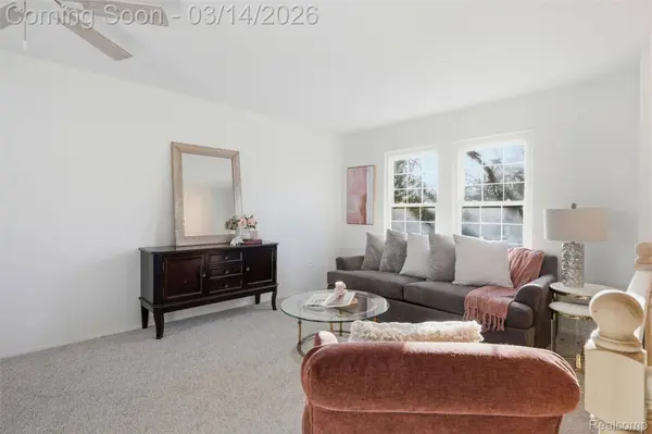 2919 Roundtree DR, Troy, MI 48083