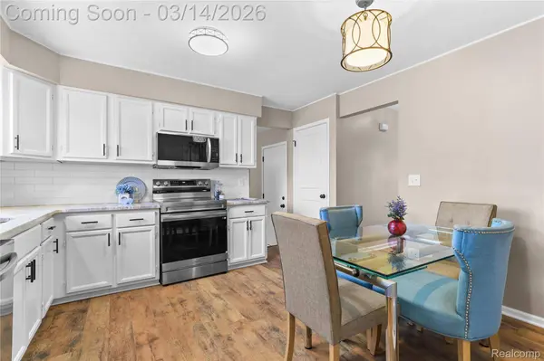 1082 Rue Deauville BLVD, York Charter Township, MI 48198