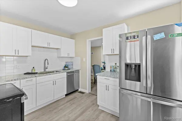 2104 11th ST, Wyandotte, MI 48192