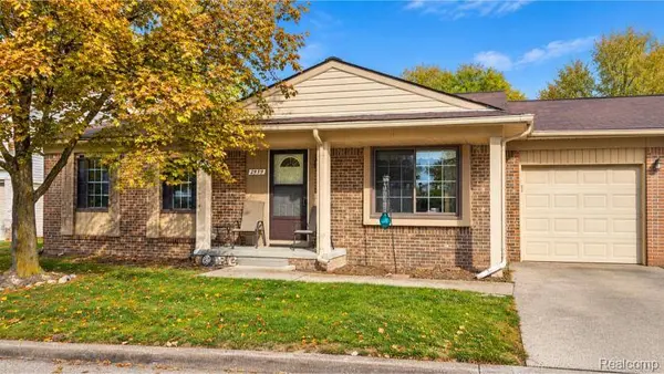 2939 Roundtree DR, Troy, MI 48083