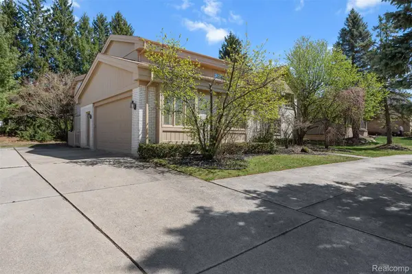 6739 Arlington DR, West Bloomfield, MI 48322