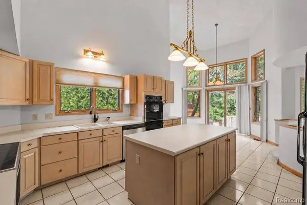 6739 Arlington DR, West Bloomfield, MI 48322