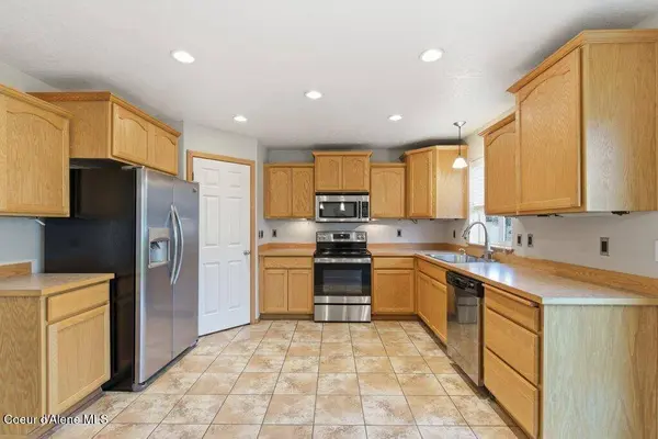 8312 N Courcelles PKWY, Hayden, ID 83835