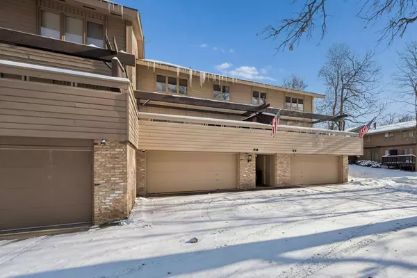 37 Birnamwood DR, Burnsville, MN 55337