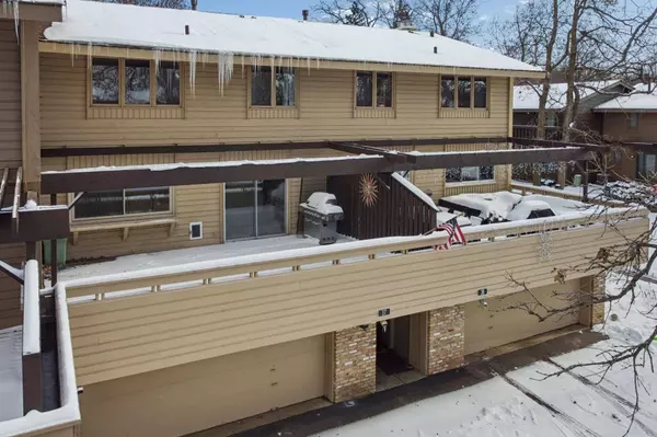 37 Birnamwood DR, Burnsville, MN 55337