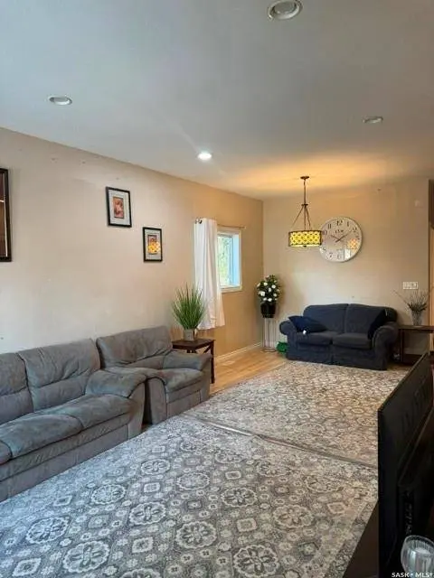 229 S AVENUE N, Saskatoon, SK S7L 2Z7