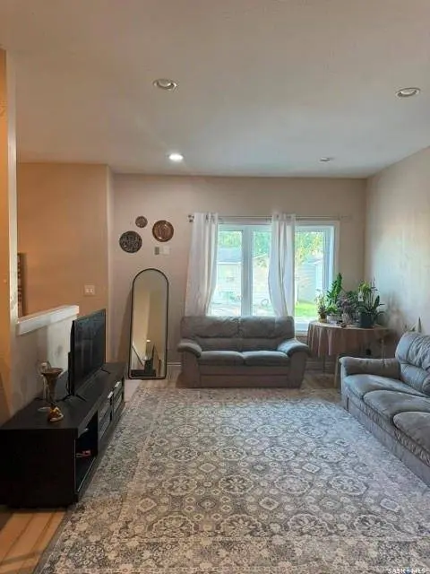 229 S AVENUE N, Saskatoon, SK S7L 2Z7