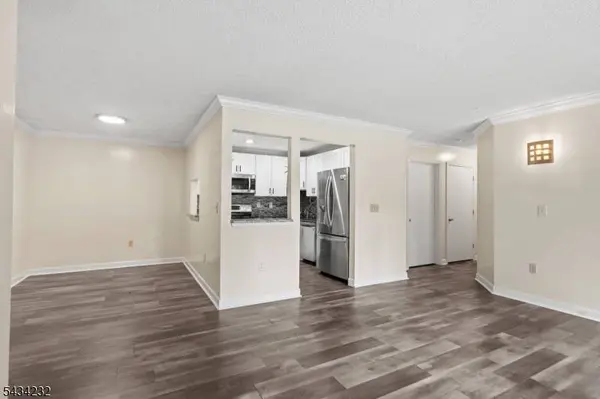 24 Amberly Ct, Franklin Twp., NJ 08823