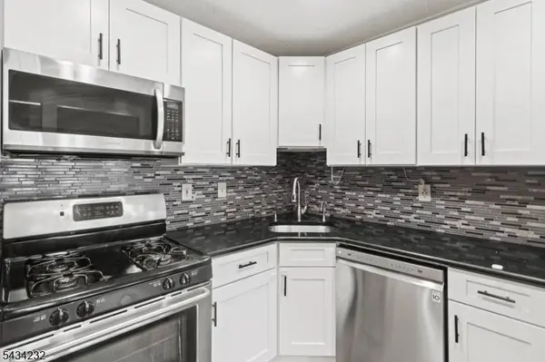 24 Amberly Ct, Franklin Twp., NJ 08823