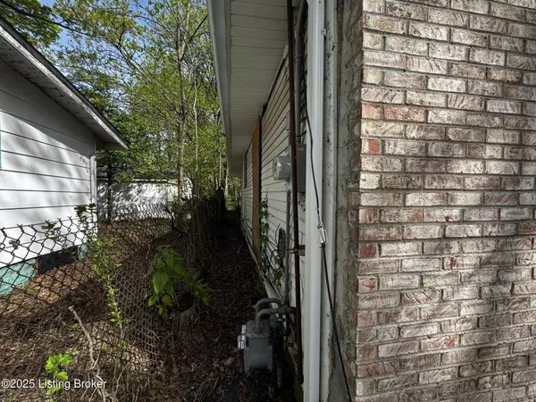 1213 Vim Dr, Louisville, KY 40213