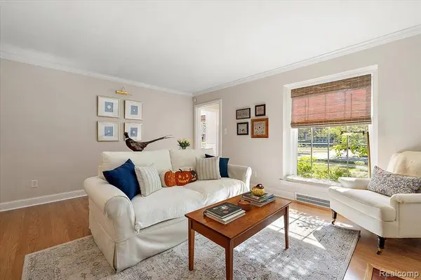 1914 Fleetwood Drive, Grosse Pointe, MI 48236