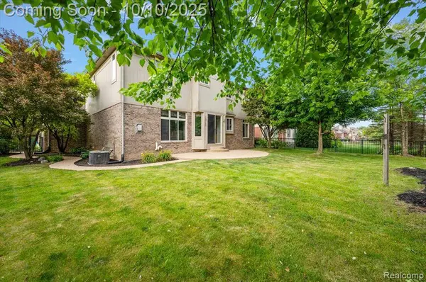18852 Newbridge Drive, Macomb Twp, MI 48044