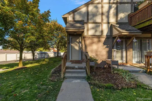 44800 Bayview Drive 33, Novi, MI 48377