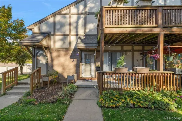 44800 Bayview Drive 33, Novi, MI 48377