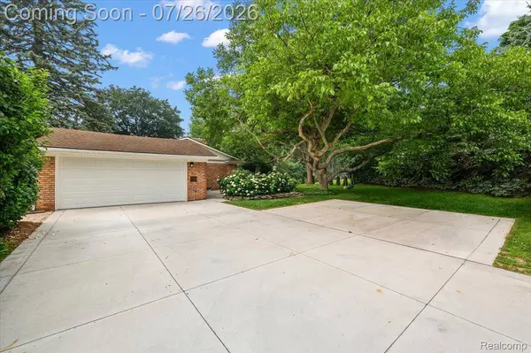 1506 Ledbury DR, Bloomfield Charter Township, MI 48304