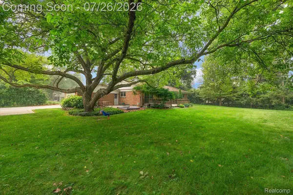 1506 Ledbury DR, Bloomfield Charter Township, MI 48304