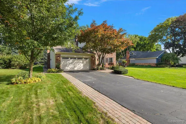 2767 Saturn DR, Orion Charter Township, MI 48360
