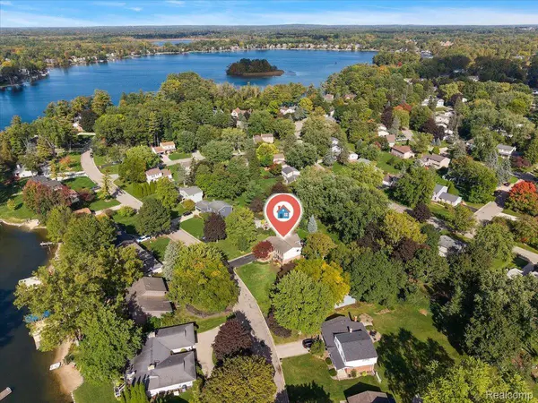 2767 Saturn DR, Orion Charter Township, MI 48360