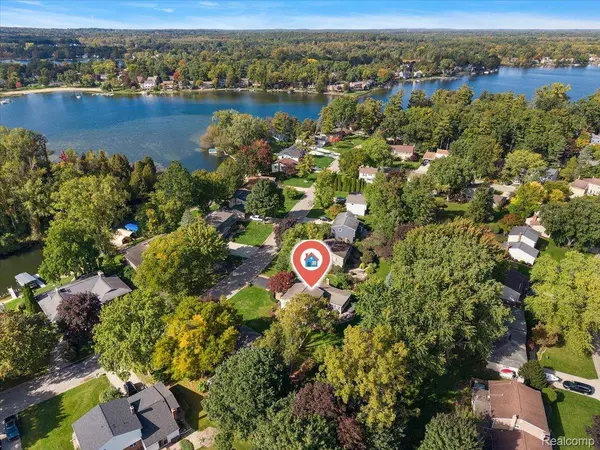 2767 Saturn DR, Orion Charter Township, MI 48360