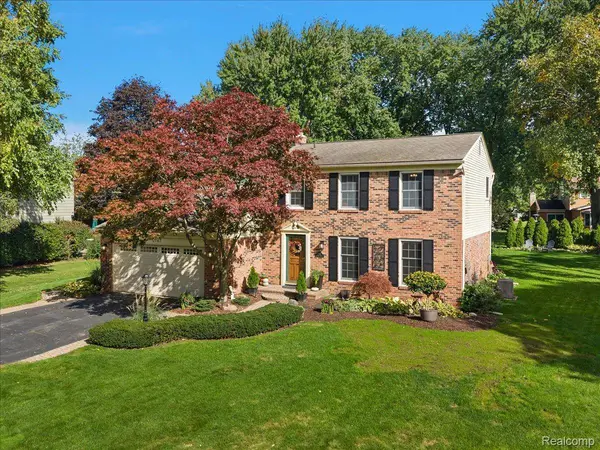 2767 Saturn DR, Orion Charter Township, MI 48360