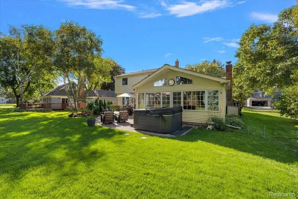 2767 Saturn DR, Orion Charter Township, MI 48360