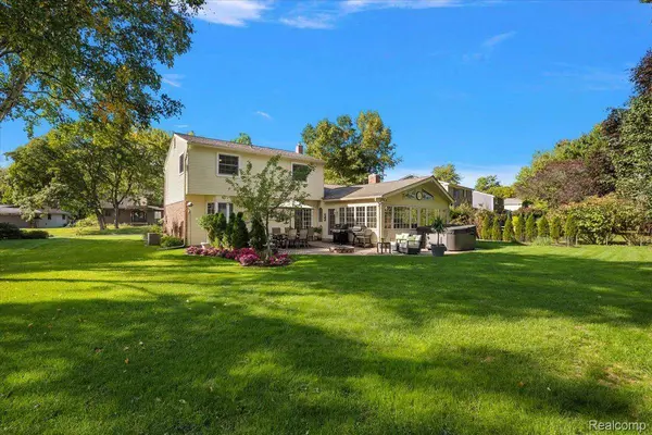 2767 Saturn DR, Orion Charter Township, MI 48360