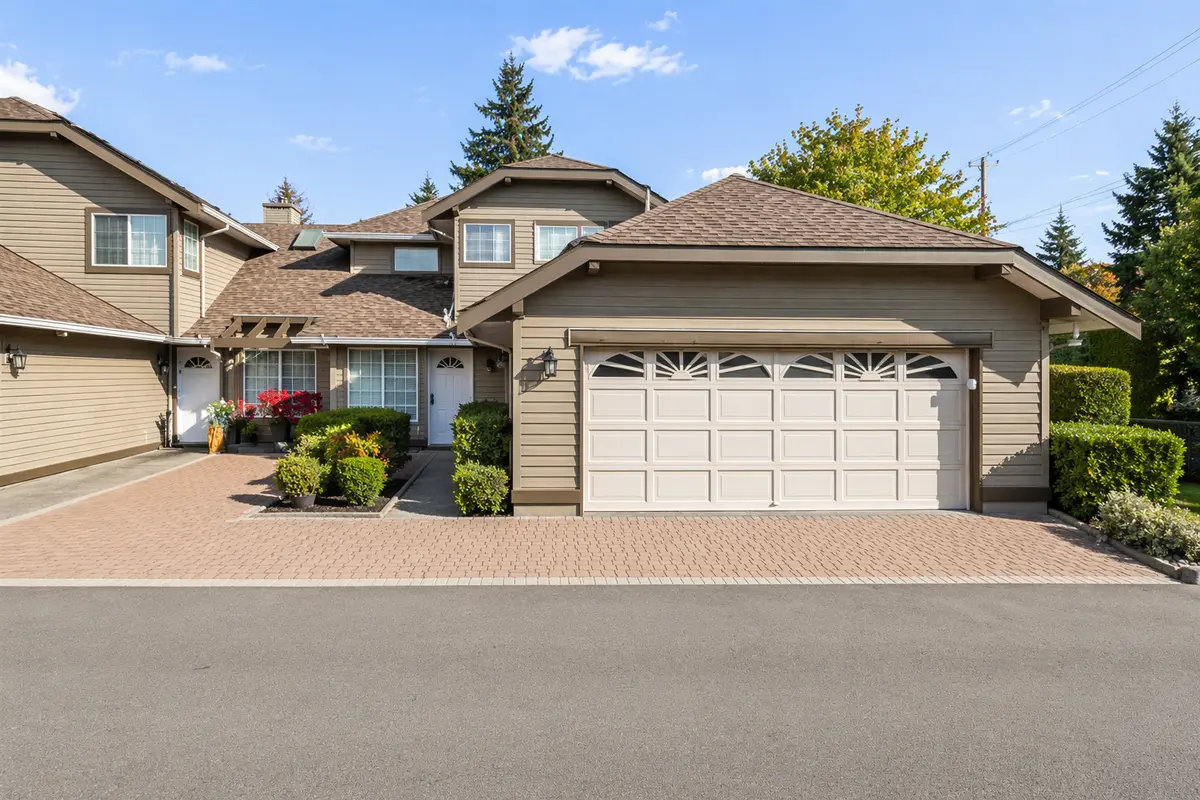 sunrise-pointe-townhome-exterior-surrey-clean-driveway.jpg