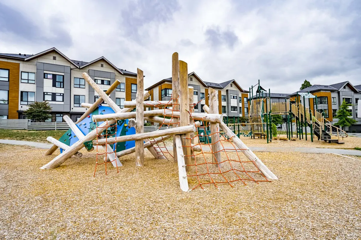 townend-townhomes-sullivan-station-surrey-playground