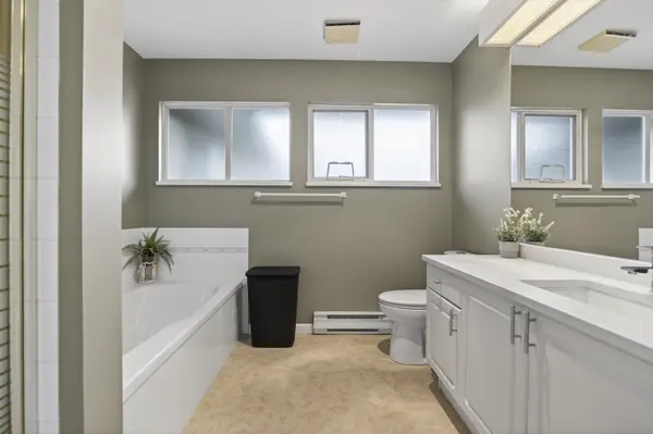 16080 82 Ave, Surrey, BC V4N 0N6