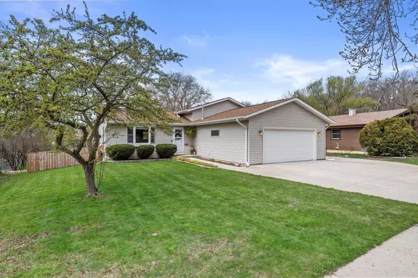 522 S Grandview BOULEVARD, Waukesha, WI 53188