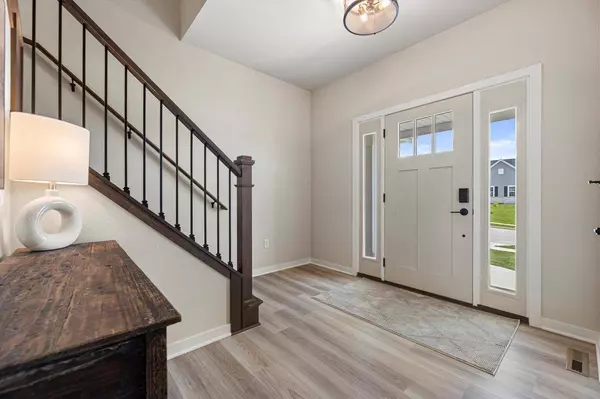 3741 Howell Oaks DRIVE, Waukesha, WI 53188