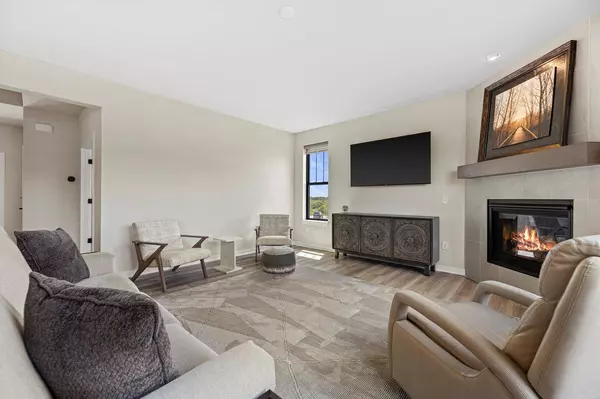 3741 Howell Oaks DRIVE, Waukesha, WI 53188