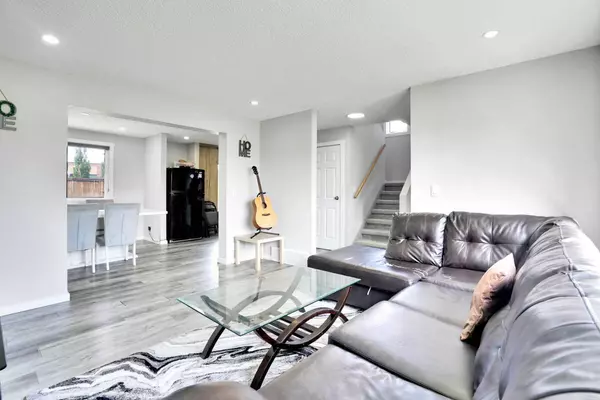 243 Castlebrook RD NE, Calgary, AB T3J 2C5