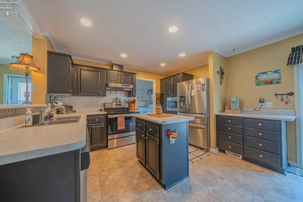 8896 White Crane Way, Oak Harbor, OH 43449