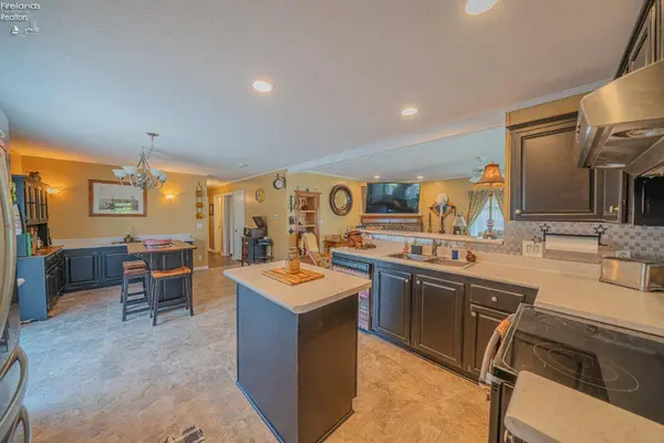 8896 White Crane Way, Oak Harbor, OH 43449