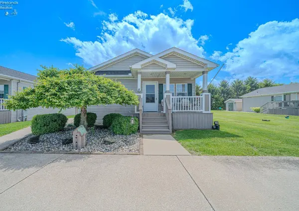 8896 White Crane Way, Oak Harbor, OH 43449