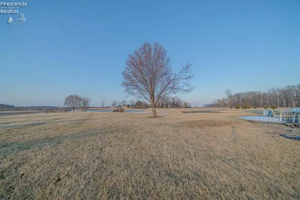 11101 W Genzman RD, Oak Harbor, OH 43449