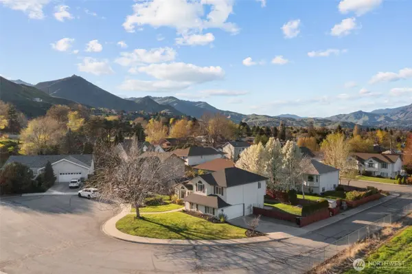 1222 Gossman LN, Wenatchee, WA 98801