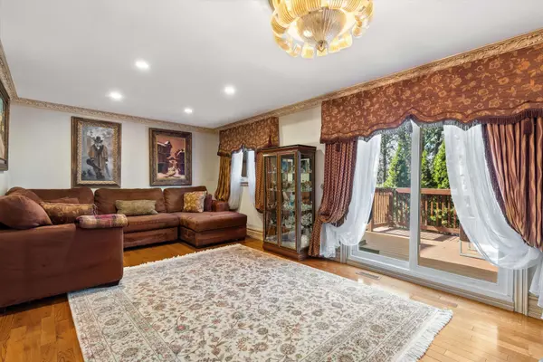 129 Rose Green DR, Vaughan, ON L4J 4R6