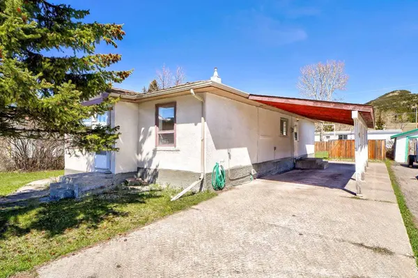 11741 21 AVE, Blairmore, AB T0K0E0