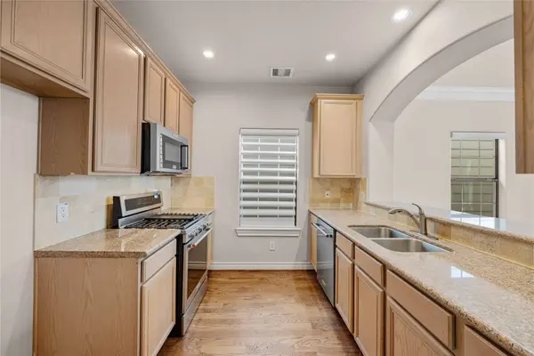 2915 Clinton DR, Houston, TX 77020
