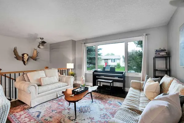 35 Queen Isabella Close SE, Calgary, AB T2J3R2