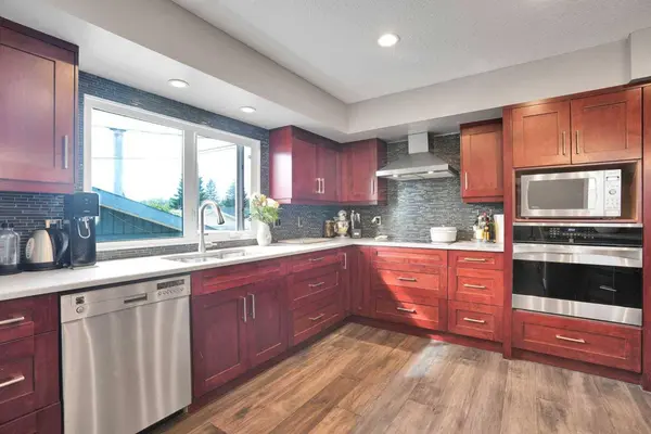 35 Queen Isabella Close SE, Calgary, AB T2J3R2