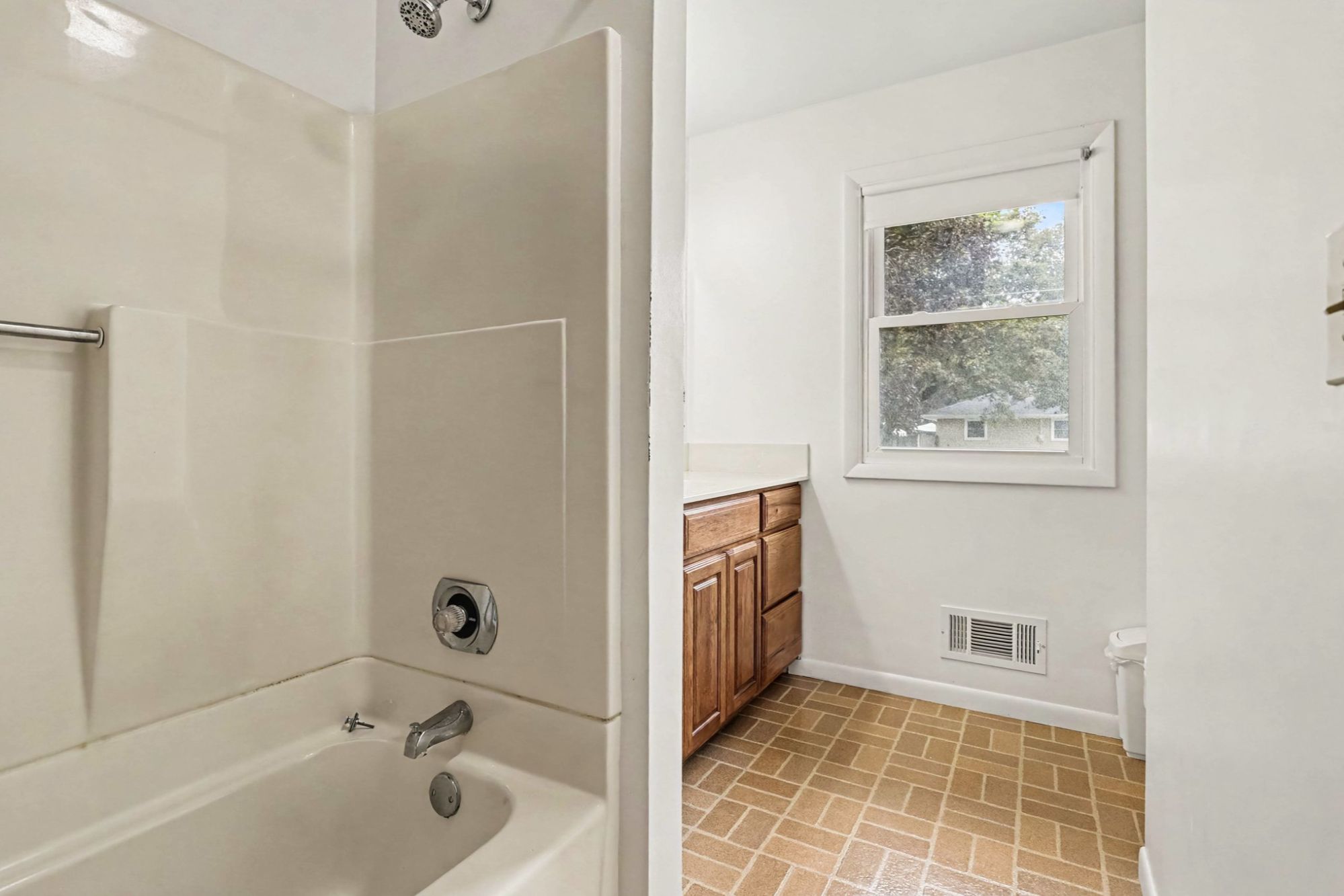 Full bathroom at 5215 Grosse Pointe Street