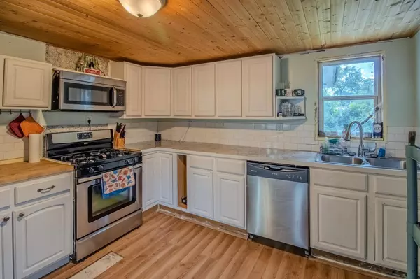 712 S Lagrave Street, Paw Paw, MI 49079