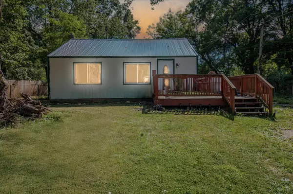 712 S Lagrave Street, Paw Paw, MI 49079