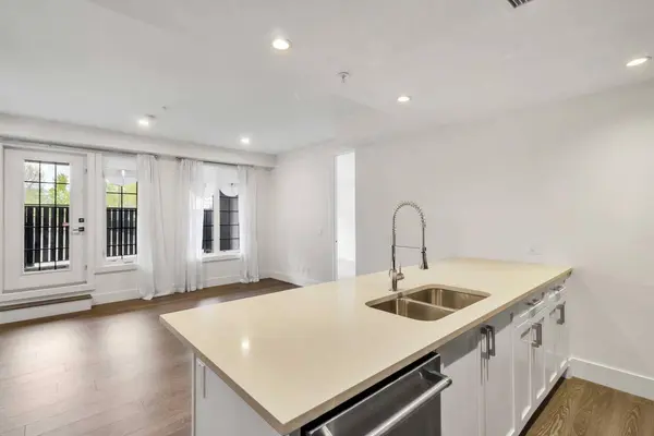 3320 3 AVE NW #106, Calgary, AB T2N 0L9