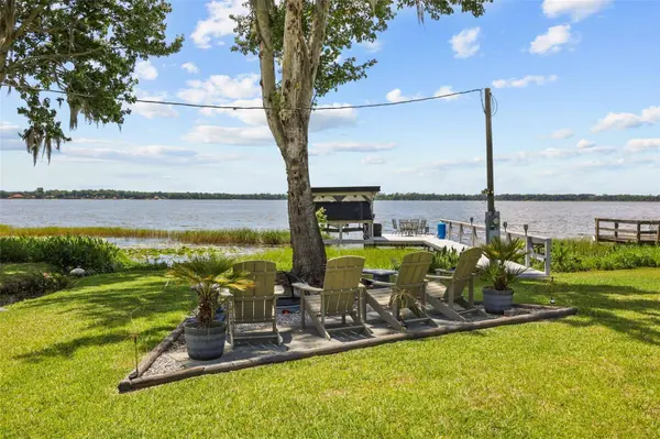 33000 LAKESHORE DR, Tavares, FL 32778